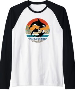 Orcas - killer whale family at sunset in the ocean vintage Raglan Baseball Tee