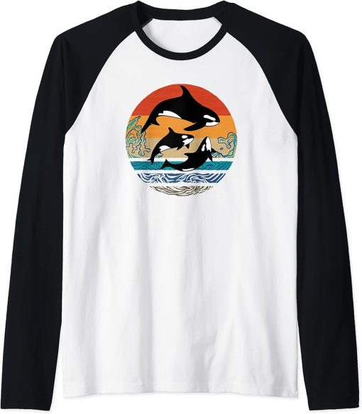 Orcas - killer whale family at sunset in the ocean vintage Raglan Baseball Tee